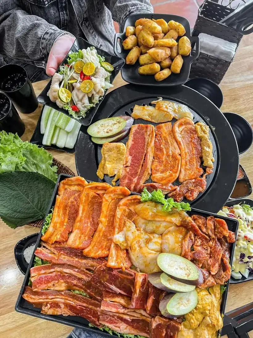 Đĩa ba chỉ nướng cháy cạnh kèm rau sống