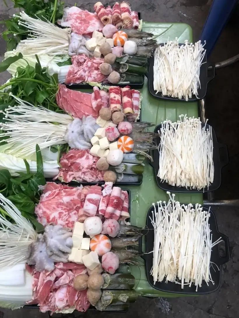 Đĩa thịt tươi và nấm kim châm ăn kèm