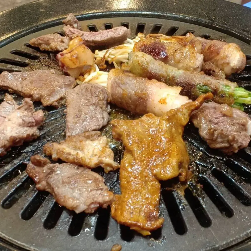 Đĩa thịt ba chỉ nướng cháy cạnh