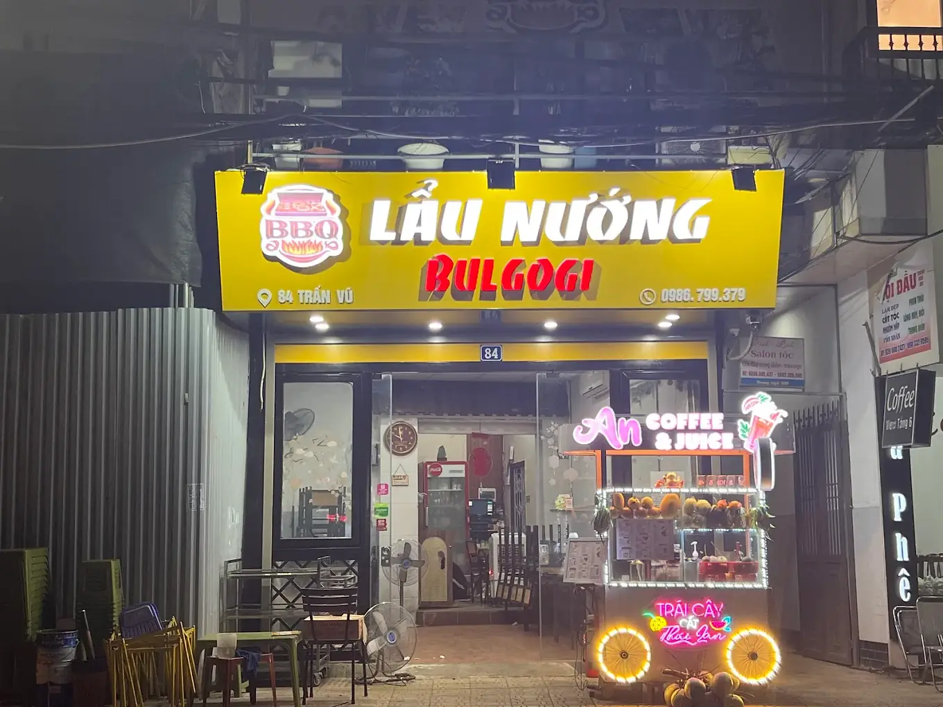 Mặt tiền Woodfire lên đèn buổi tối tại 84 Trấn Vũ