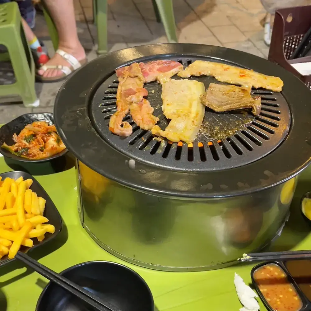 Bàn có bếp nướng âm bàn tại Woodfire BBQ & Craft Beer